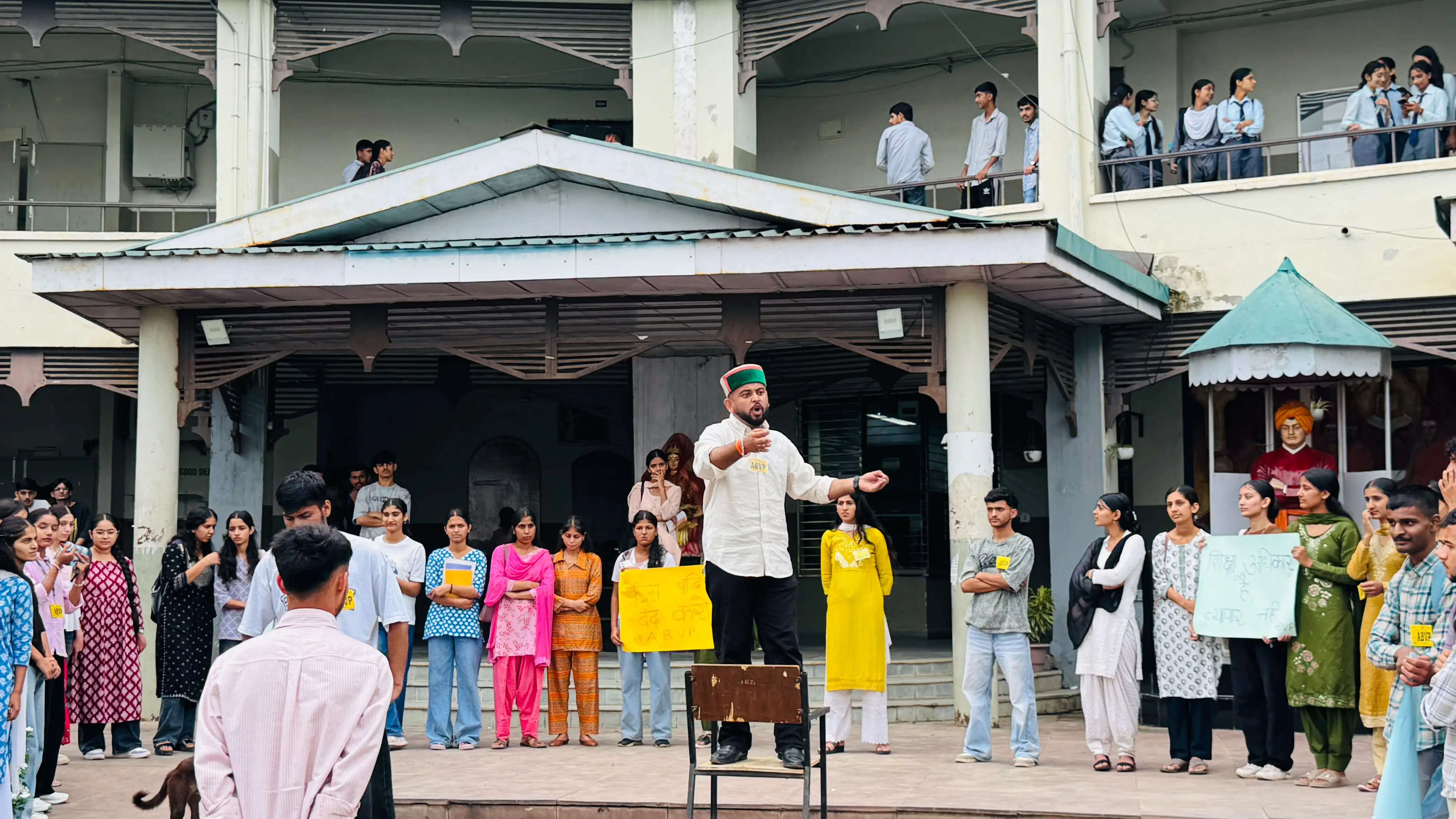 नाहन में एबीवीपी का प्रदर्शन, 30% फीस वृद्धि वापस लेने और छात्र संघ चुनाव बहाली की उठी मांग