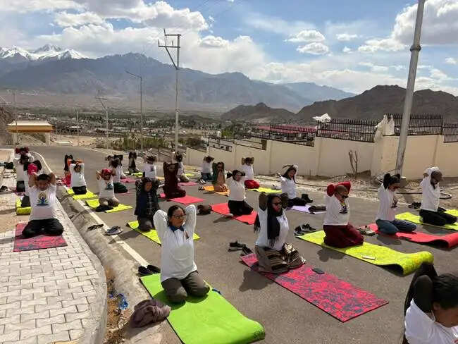 योगासन, प्राणायाम के जरिए स्वास्थ्य व पर्यावरण जागरूकता का दिया संदेश