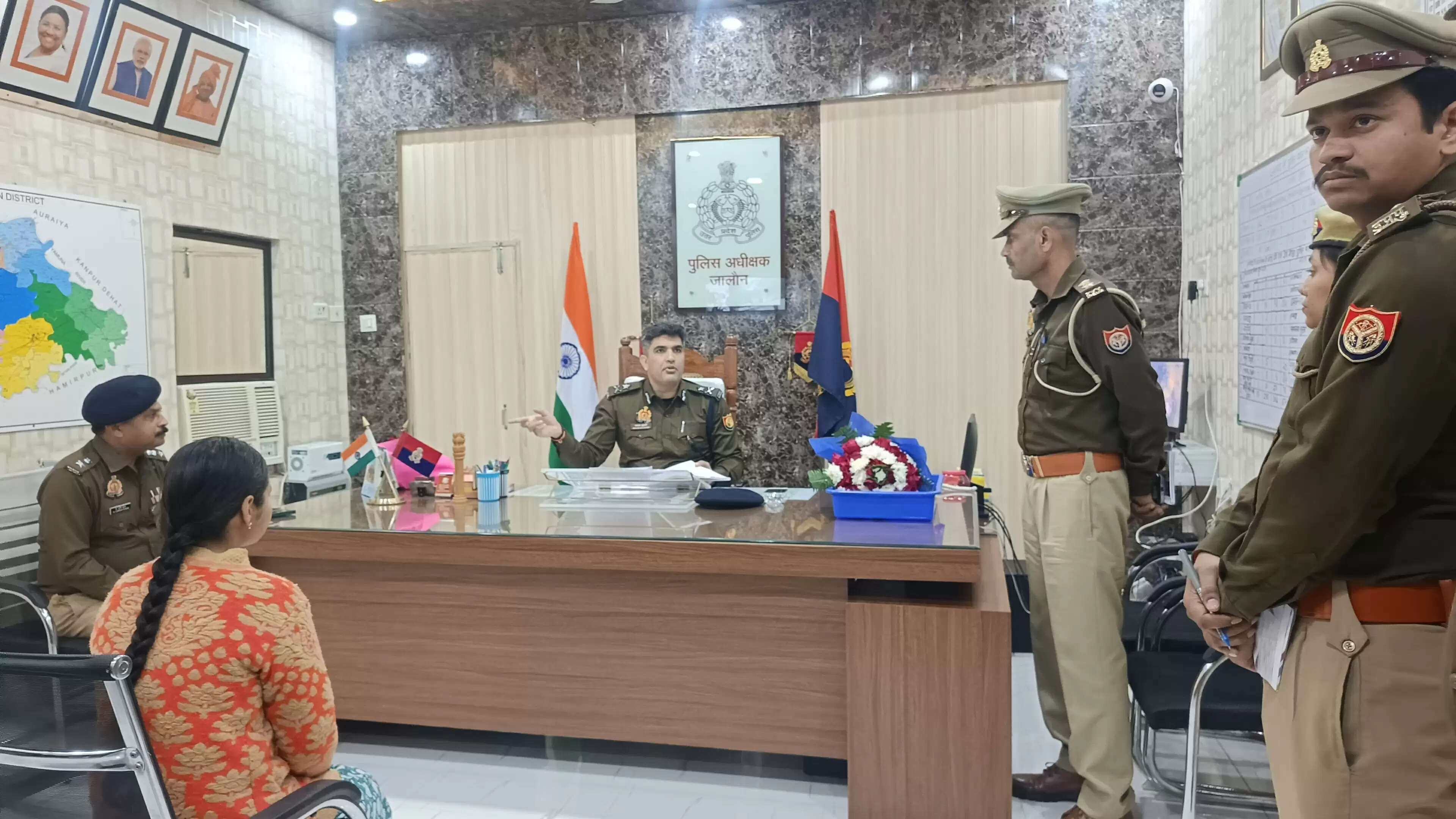 आईजी झांसी दो दिवसीय दौरे पर पहुंचे उरई, लापरवाही बरतने पर चौकी इंचार्ज को लगाई फटकार