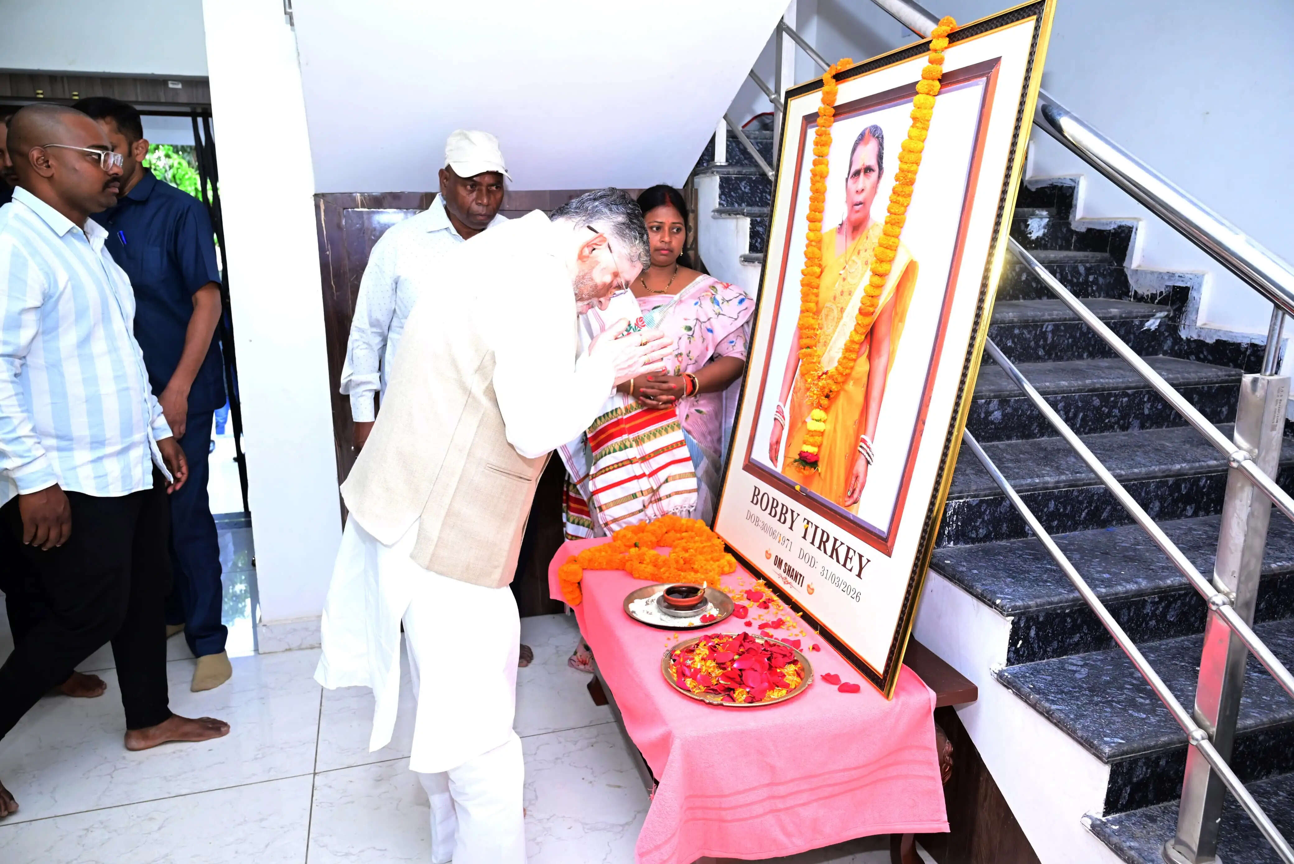 राज्यपाल ने महापौर की माता को दी श्रद्धांजलि