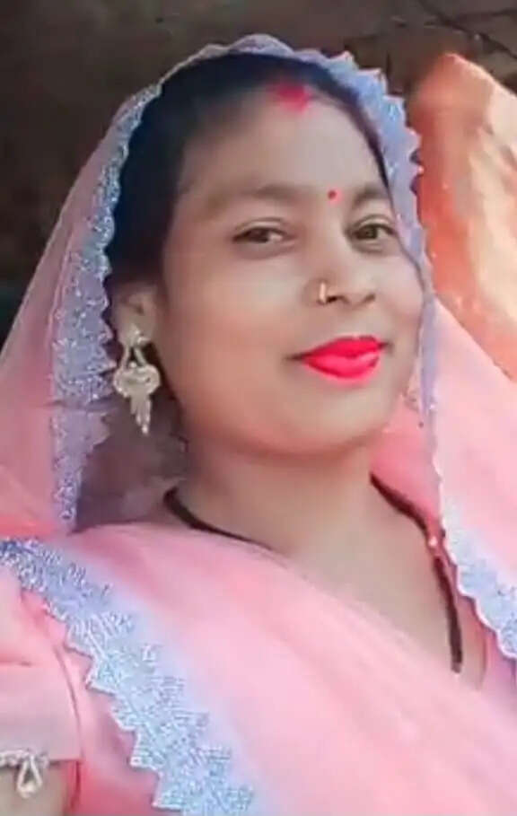 पेट्रोल डालकर महिला ने किया आत्मदाह, हत्या का आराेप