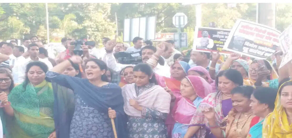 जेएनयू प्रकरण पर भाजपा महिला मोर्चा ने किया कांग्रेस मुख्यालय कूच का प्रयास