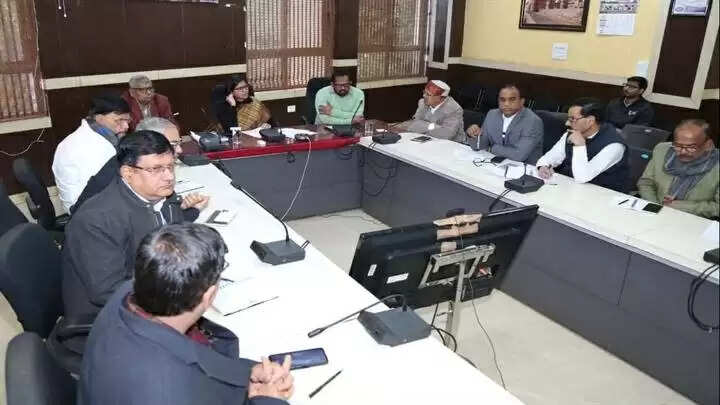 ग्वालियरः सरकारी स्कूलों के बच्चों की मदद के लिये बढ़े शासकीय सेवकों के हाथ