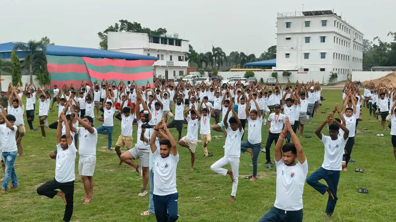 स्वस्थ रहने के लिए योग आवश्यक : मंत्री