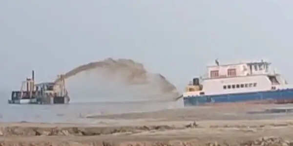 गंगा का जलस्तर घटने से बियाडा घाट पर एक सप्ताह से फंसा जहाज, निकालने का प्रयास जारी