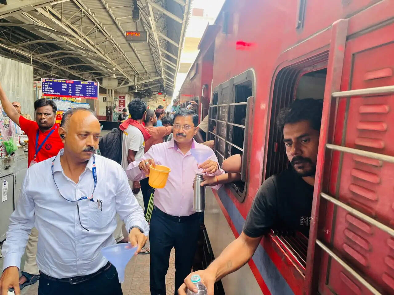 गर्मी में यात्रियों की प्यास बुझाकर मानवता की मिसाल बनी कोटा मंडल की जल सेवा