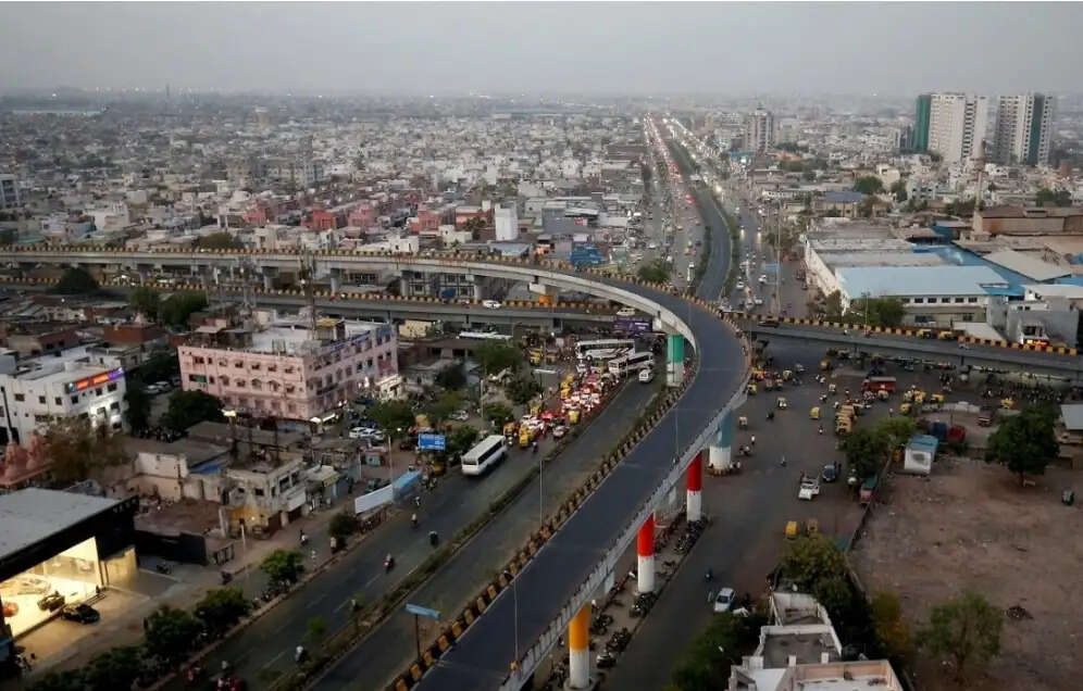 गुजरात सरकार के ग्यारह सख्त निर्देश- जिला से बाहर यात्रा पर रोक, अतिरिक्त वाहन जमा कराने के आदेश