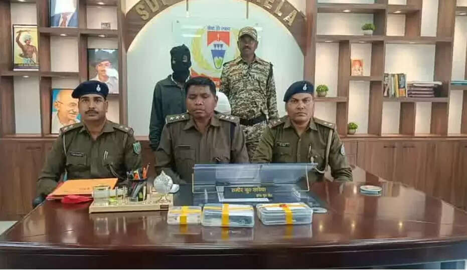 सरायकेला में अवैध हथियार के साथ युवक गिरफ्तार, देशी पिस्टल व स्मार्टफोन बरामद