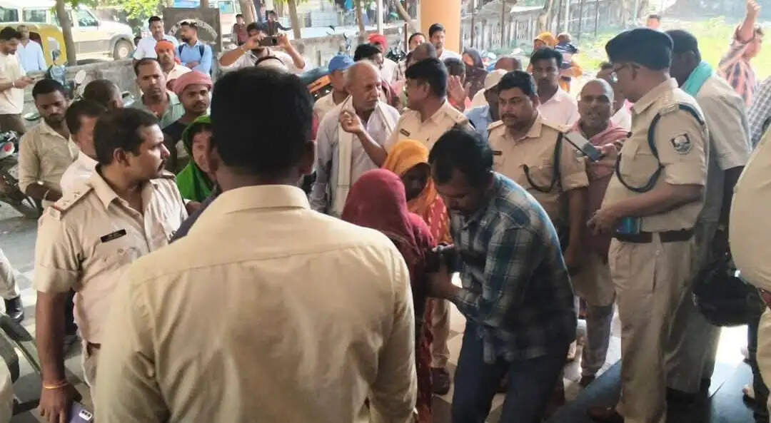 खेत में काम कर रही महिला को लगी गोली, हालत गंभीर