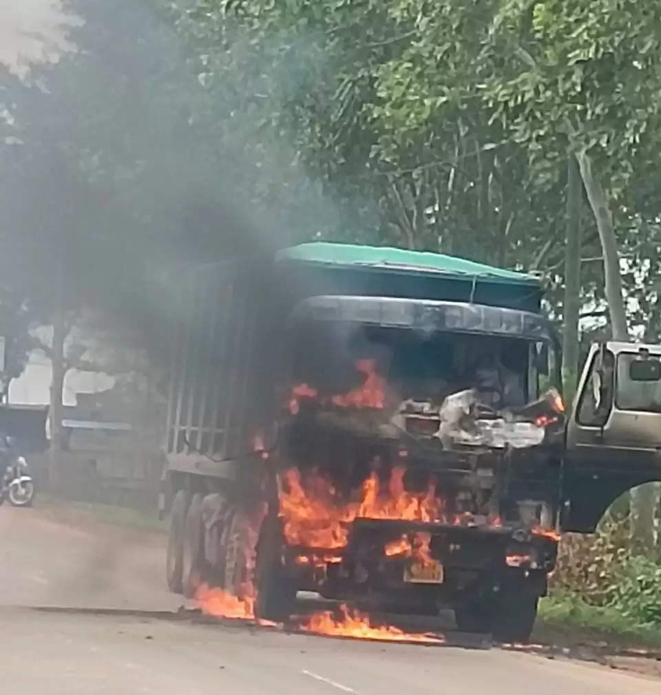 चलती हाईवा में लगी आग, चालक-परिचालक कूदकर बचाई जान