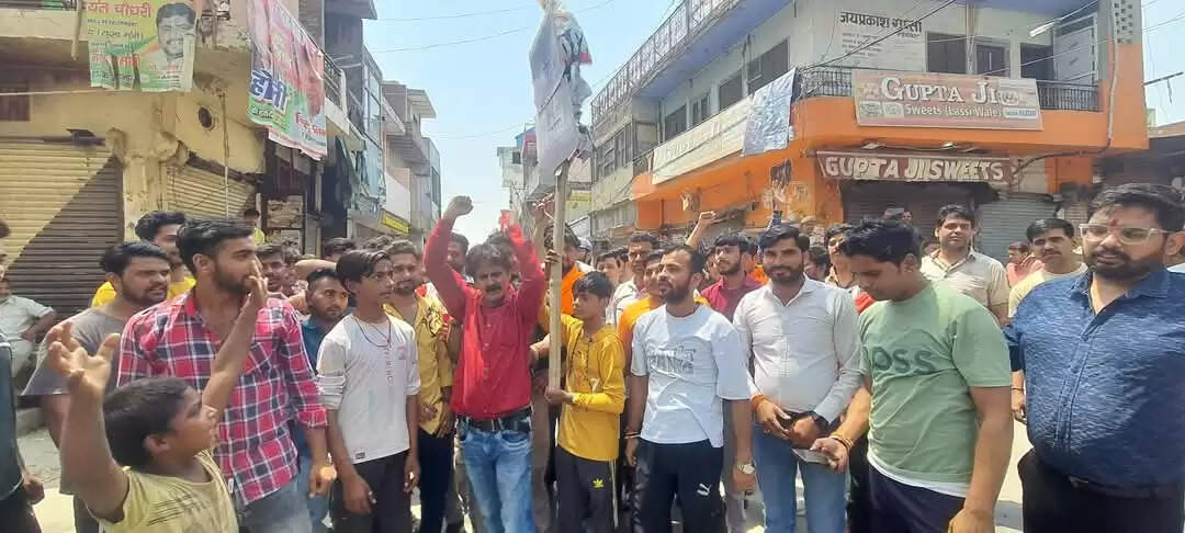 बाजार बंद कर व्यापारियों ने आतंकवाद का पुतला फूंका