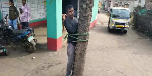 कोयला लदी हाइवा ने कार को मारी टक्कर, चालक को खजूर के पेड़ में बांधा