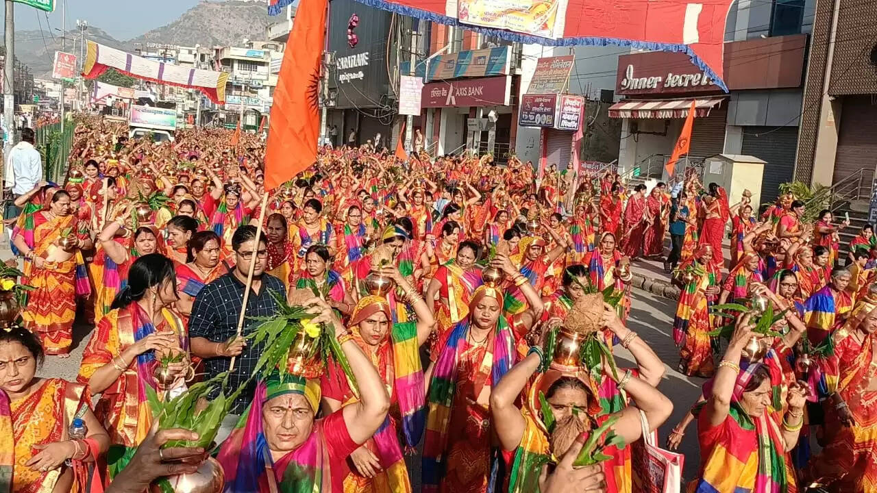 बागेश्वर धाम के पंडित धीरेंद्र शास्त्री शुक्रवार को आएंगे अलवर, आज हजारों महिलाओं ने निकाली कलश यात्रा
