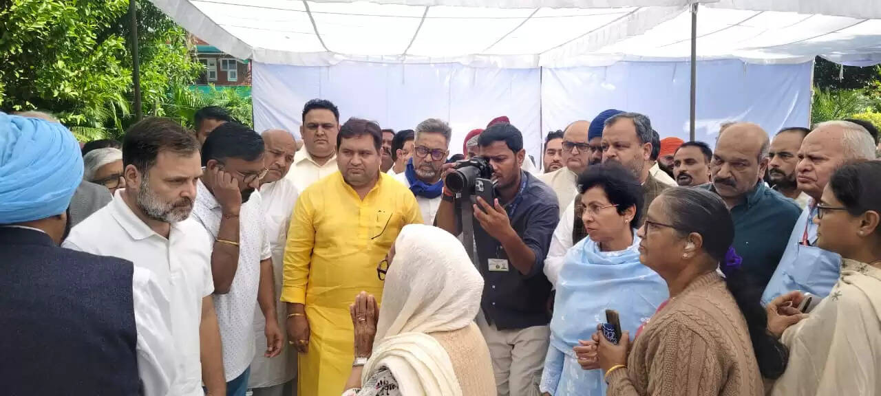 राहुल गांधी चंडीगढ़ में आईपीएस वाई पूरन कुमार के परिवार से मिले