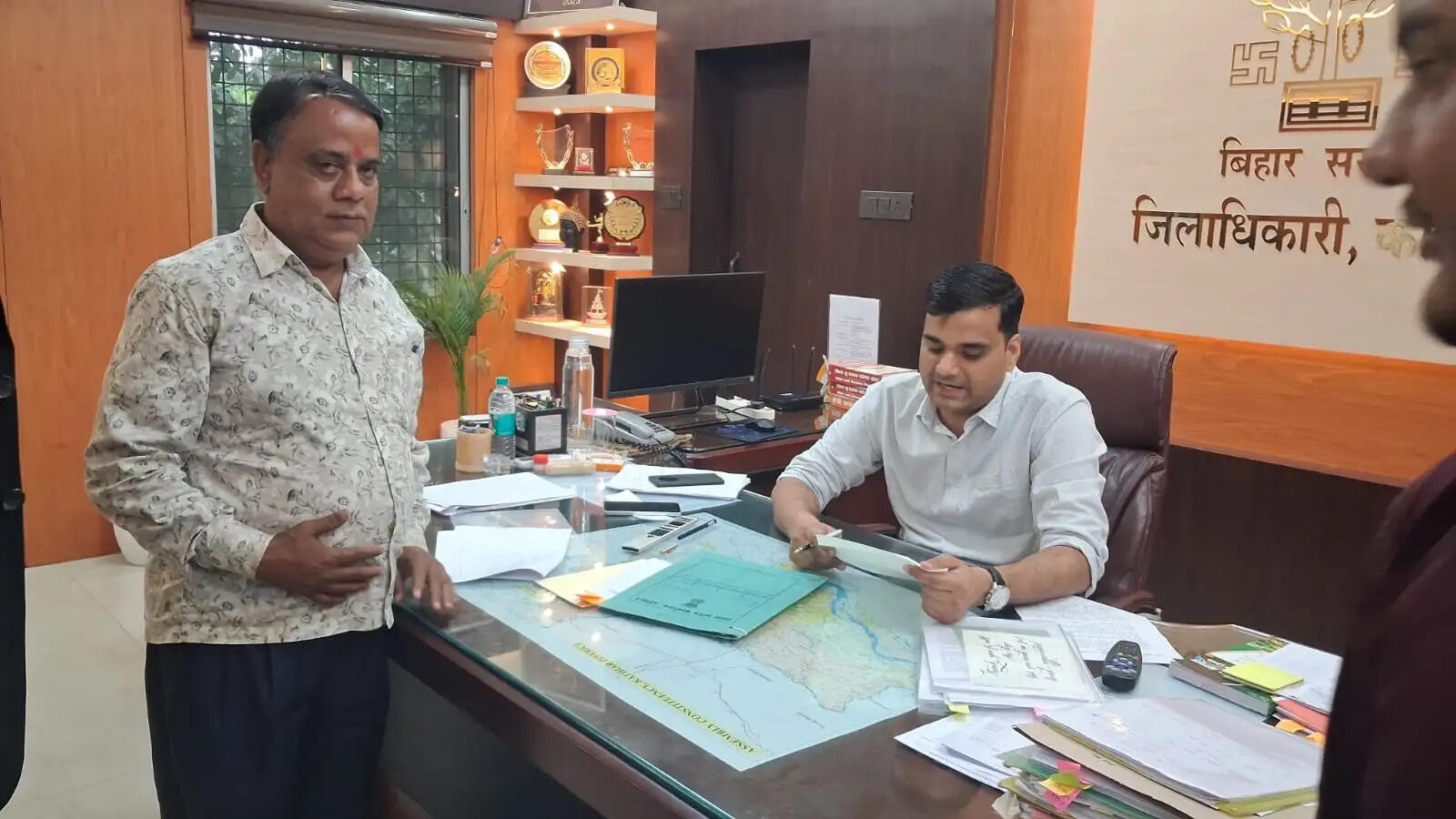 दिव्यांगों ने जिलाधिकारी से की मुलाकात, ज्वलंत समस्याओं का सौंपा ज्ञापन