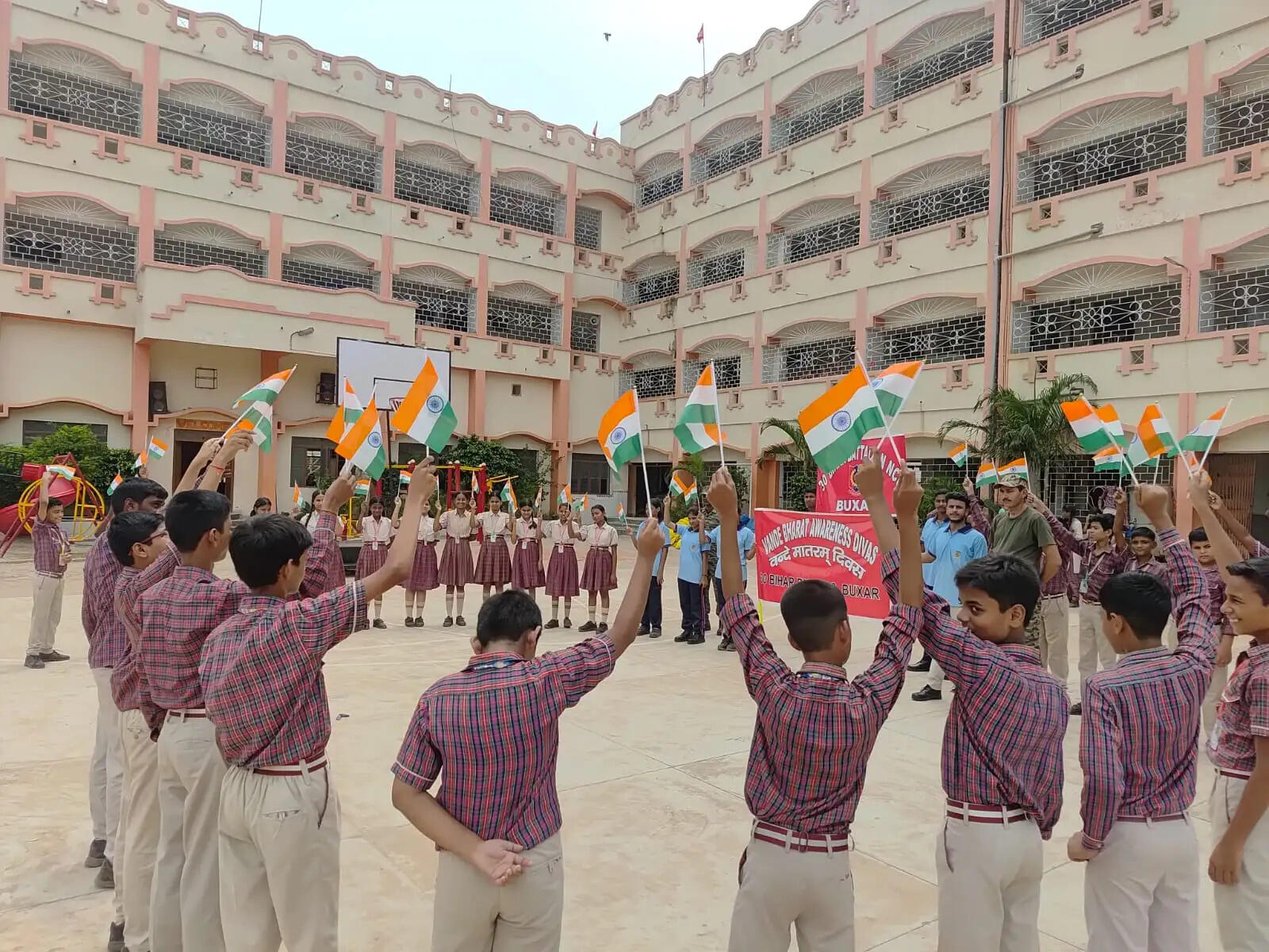 तिरंगे के सम्मान में सड़कों पर उतरे एनसीसी कैडेट, गूंजे देशभक्ति के नारे