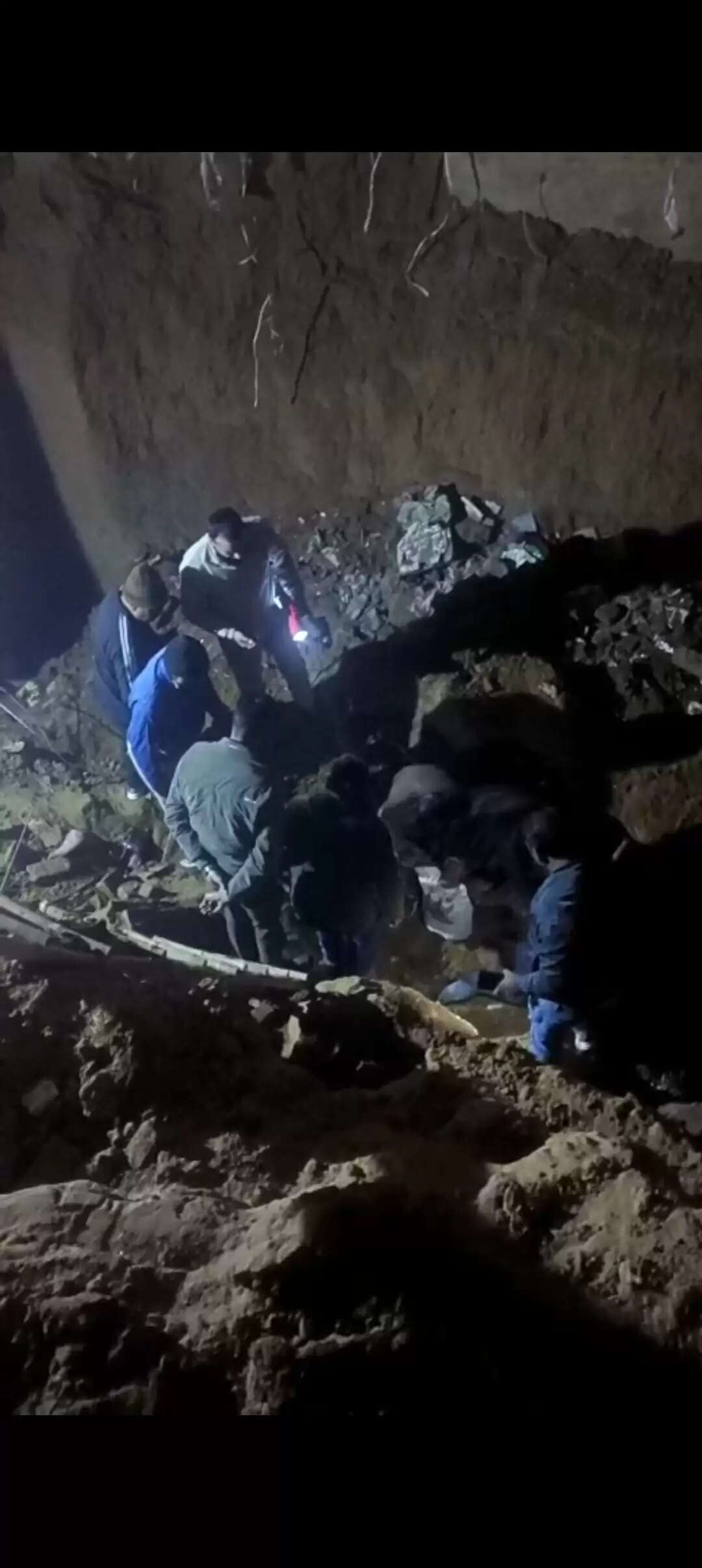 गुरुग्राम। निर्माणाधीन बिल्डिंग की बेसमेंट गिरने से एक मजदूर की मौत, दो घायल