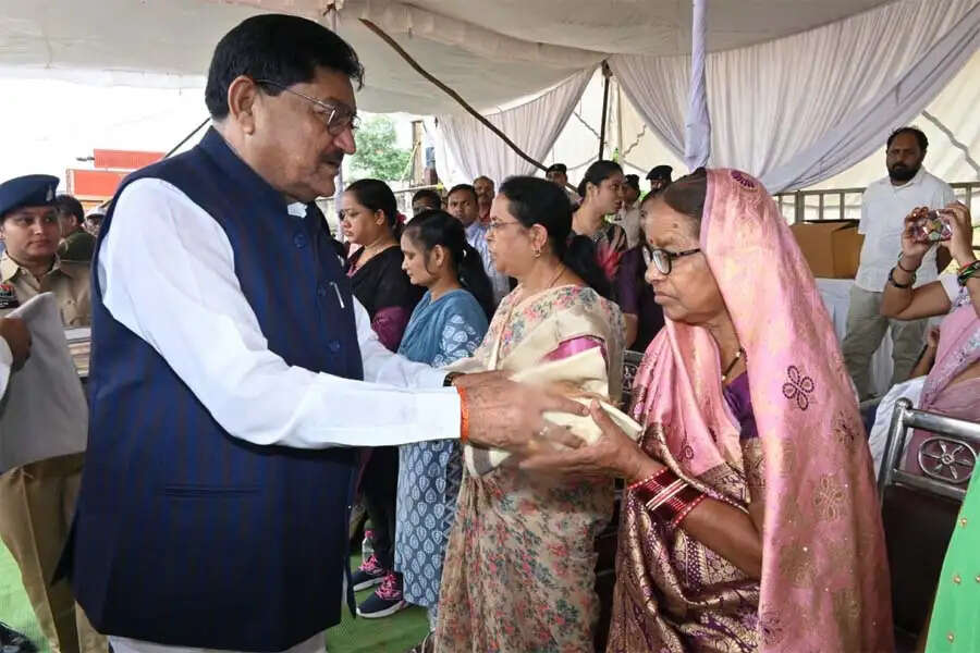 महासमुंद में जिले के प्रभारी एवं खाद्य मंत्री दयालदास बघेल ने किया ध्वजारोहण