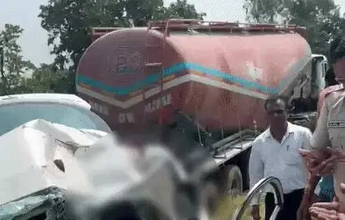बारां में ट्रेलर से कार की भिड़ंत, डॉक्टर दंपती और दो बच्चों की मौत