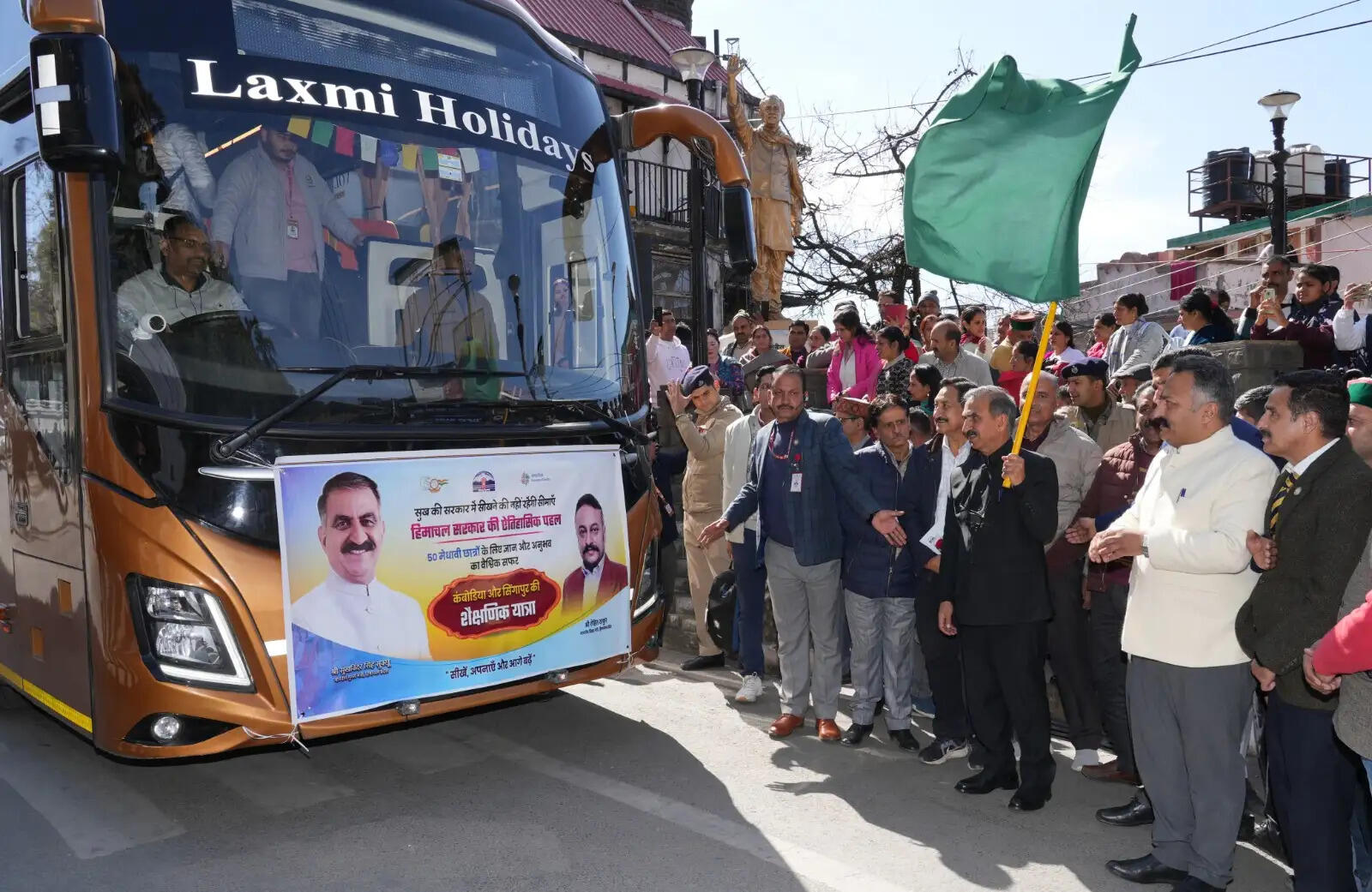 हिमाचल के सरकारी स्कूलों के मेधावी विद्यार्थी पहली बाद विदेश भ्रमण के लिए रवाना