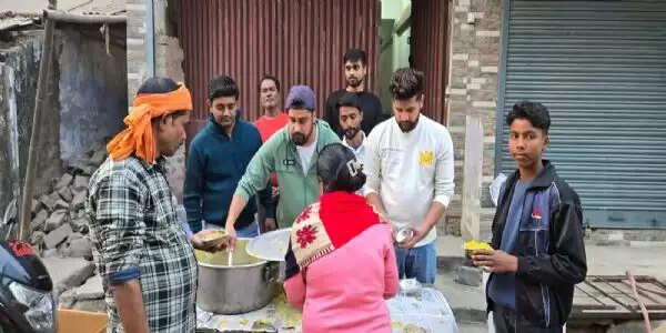 युवाओं ने मकर संक्रांति पर किया खिचड़ी भोज व कंबल वितरण का आयोजन