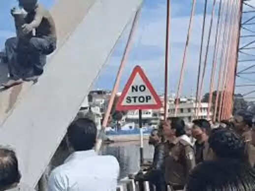 भोपाल के आर्च ब्रिज पर चढ़े युवक का हाई वोल्टेज ड्रामा, पुलिस और नगर निगम की टीम ने समझाइश देकर उतारा