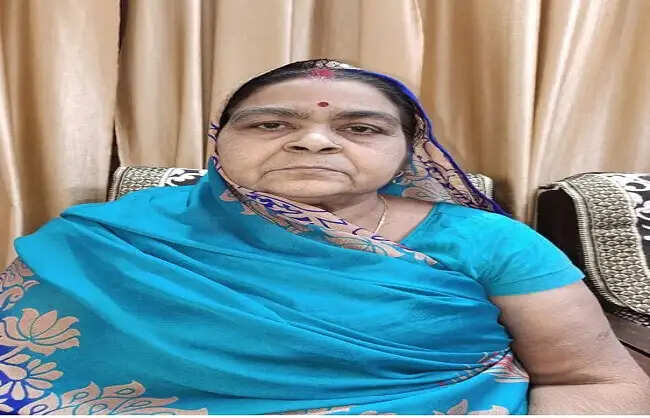 बिहार के सासाराम में जमीन रिकॉर्ड में गड़बड़ी से परेशान बुजुर्ग महिला न्याय के लिए दर-दर भटक रही