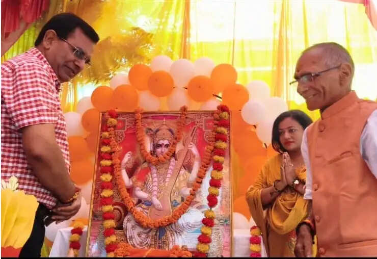विद्या मंदिर गर्ल्स हाई स्कूल नरही में सुंदरकांड एवं भंडारे का आयोजन, संयुक्त शिक्षा निदेशक ने किया शुभारंभ
