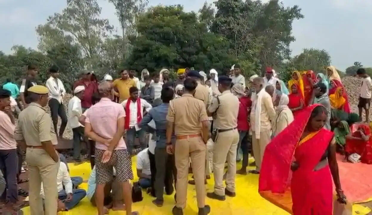 मीरजापुर: 800 मीटर की दूरी के लिए 17 किमी का चक्कर, अंडरपास की मांग पर ग्रामीणों का धरना