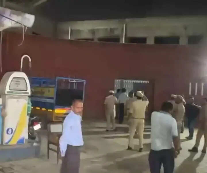 वाराणसी में 231 कमर्शियल सिलेंडर बरामद, कालाबाजारी की आशंका