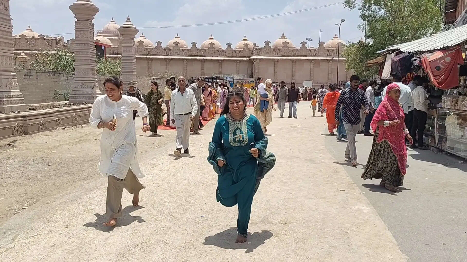 संवेदनाएं शून्य...करोड़ों के चढ़ावे के बावजूद श्रद्धालुओं के गर्मी में जल रहे पैर, मंदिर से बाहर निकलते ही लगानी पड़ रही दौड़