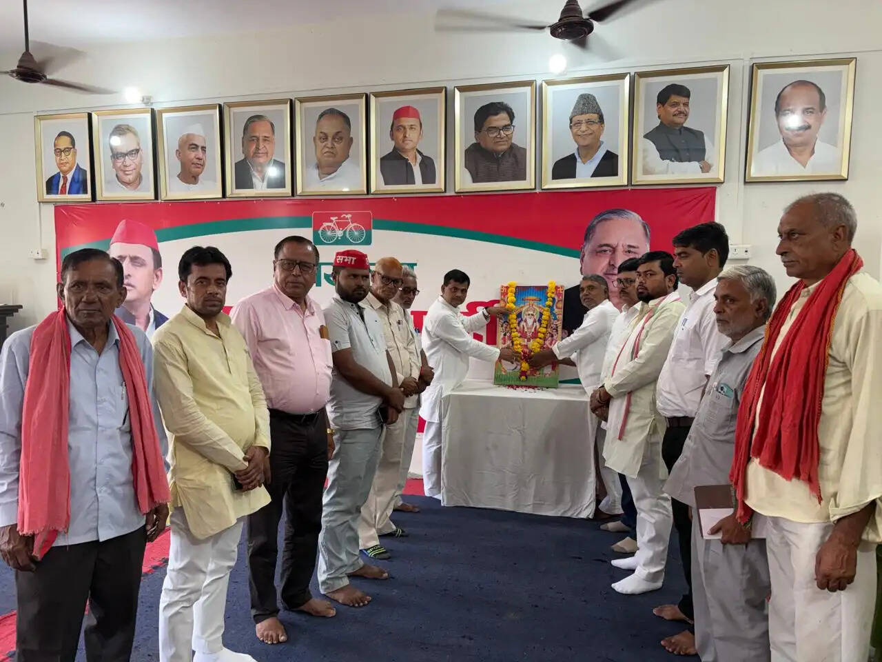 औरैया : सपा ने भगवान विश्वकर्मा की पूजा कर श्रम और हुनर के सम्मान का संकल्प लिया