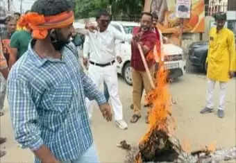 हिंदू युवा वाहिनी ने सलमान खुर्शीद के बयान पर जताया विरोध, फूंका पुतला