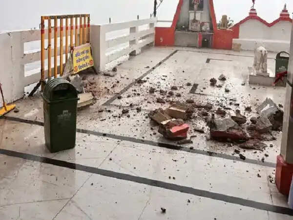 देवास:&nbsp;आंधी में माता टेकरी मंदिर की छत का हिस्सा गिरा, बड़ा हादसा टला