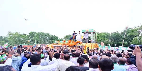 निशांत ने ‘सद्भाव यात्रा’ के दौरान,&nbsp; पश्चिमी चंपारण में राष्ट्रपिता महात्मा गांधी की प्रतिमा पर माल्यार्पण किया शुभारंभ