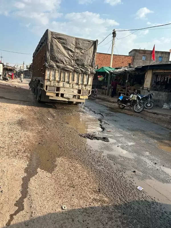 शिवपुरी: बामौरकलां के पास पिछोर-चंदेरी नेशनल हाइवे गड्डों में तब्दील, जनता परेशान