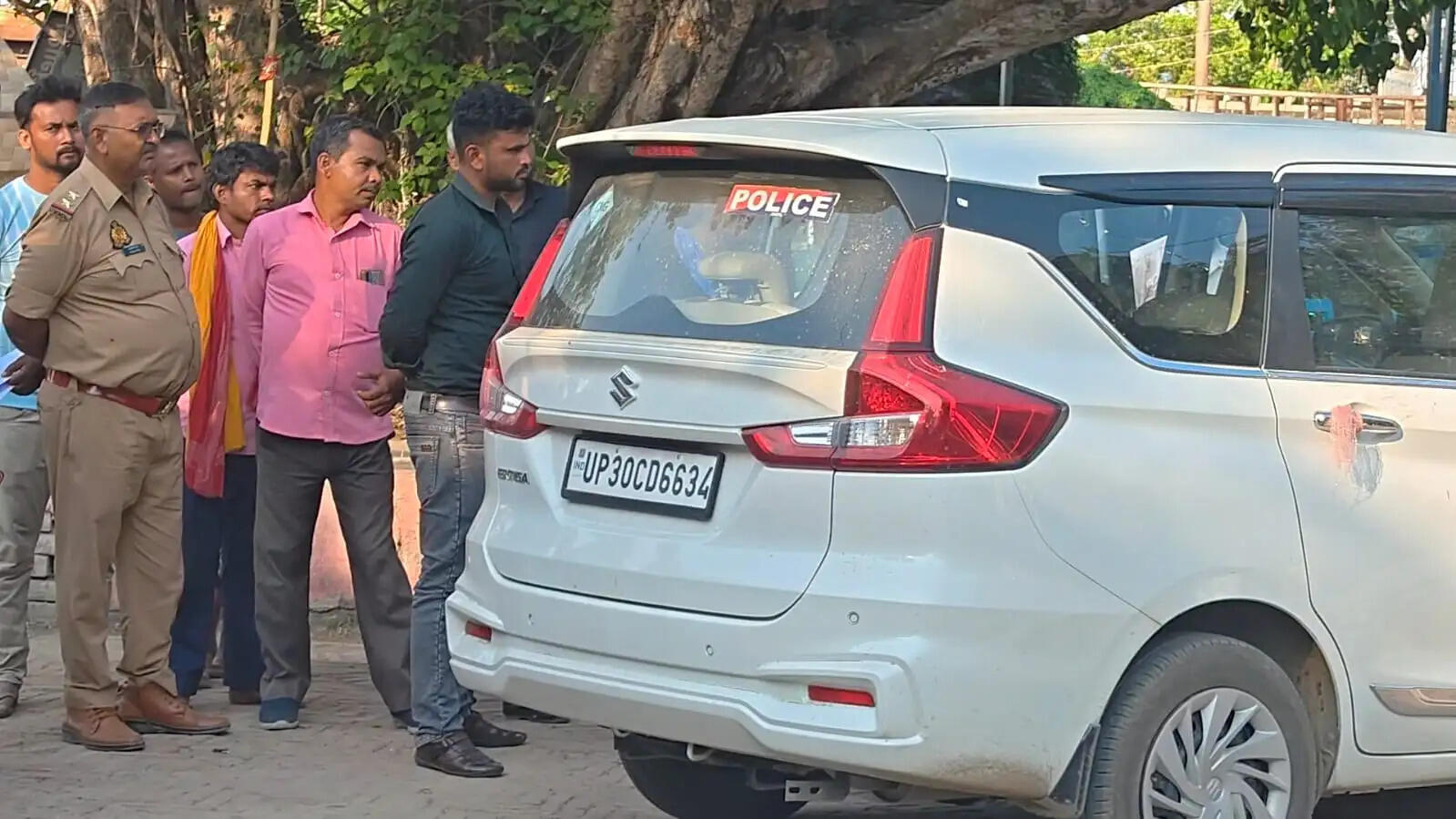 यूपी पुलिस ने सुगौली से नव दंपति को लिया हिरासत में