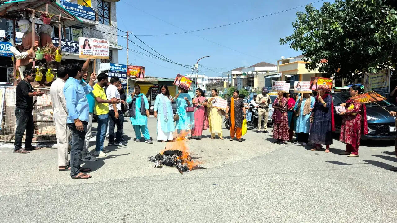 कांग्रेसियाें ने चौथी बरसी पर अंकिता को श्रद्धांजलि देकर सरकार का जलाया पुतला