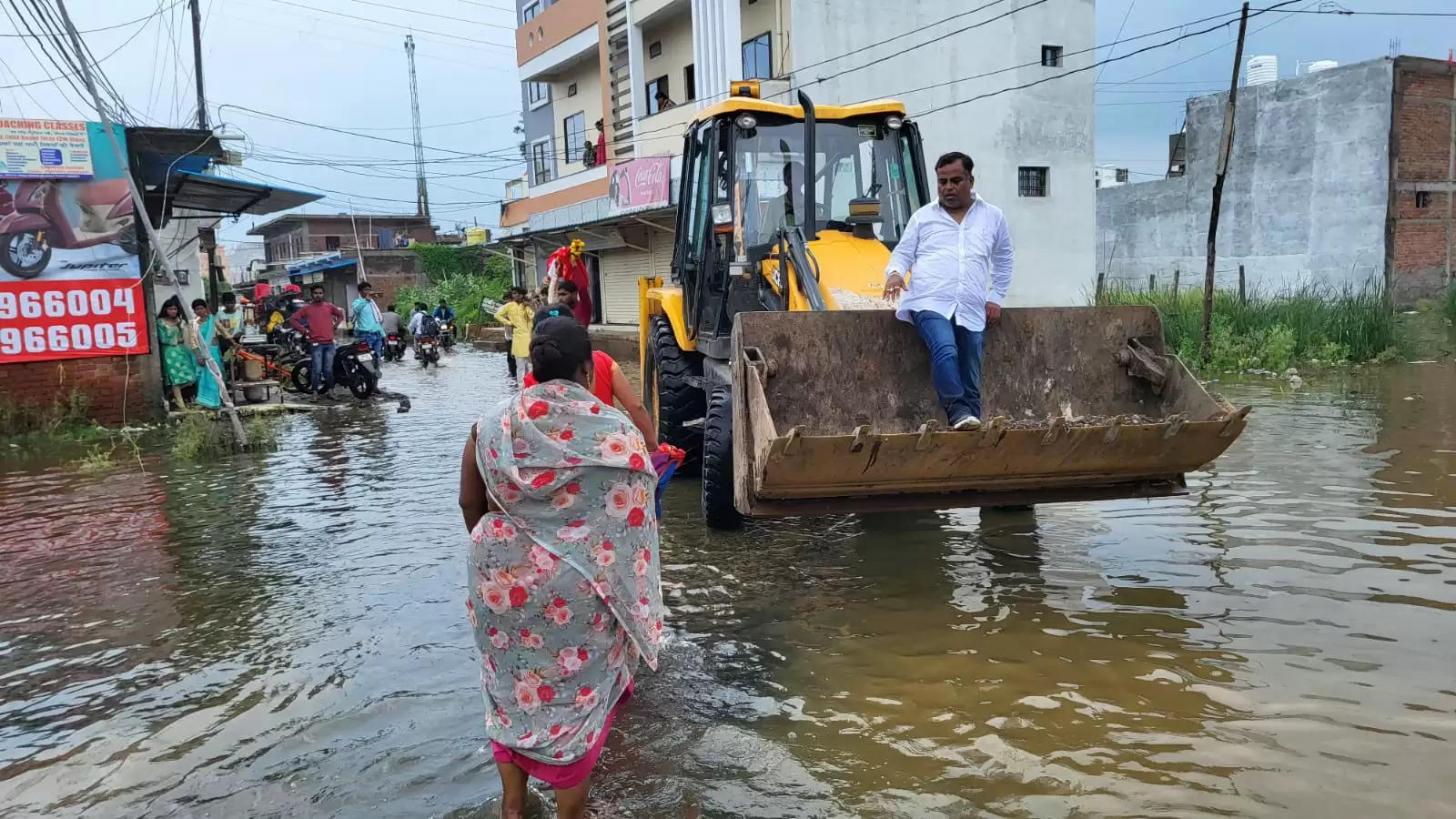 जबलपुर : पानी में डूबे क्षेत्र में अधिकारियों को चेताने ढोल बजाकर बुलडोजर लेकर उतरे पार्षद