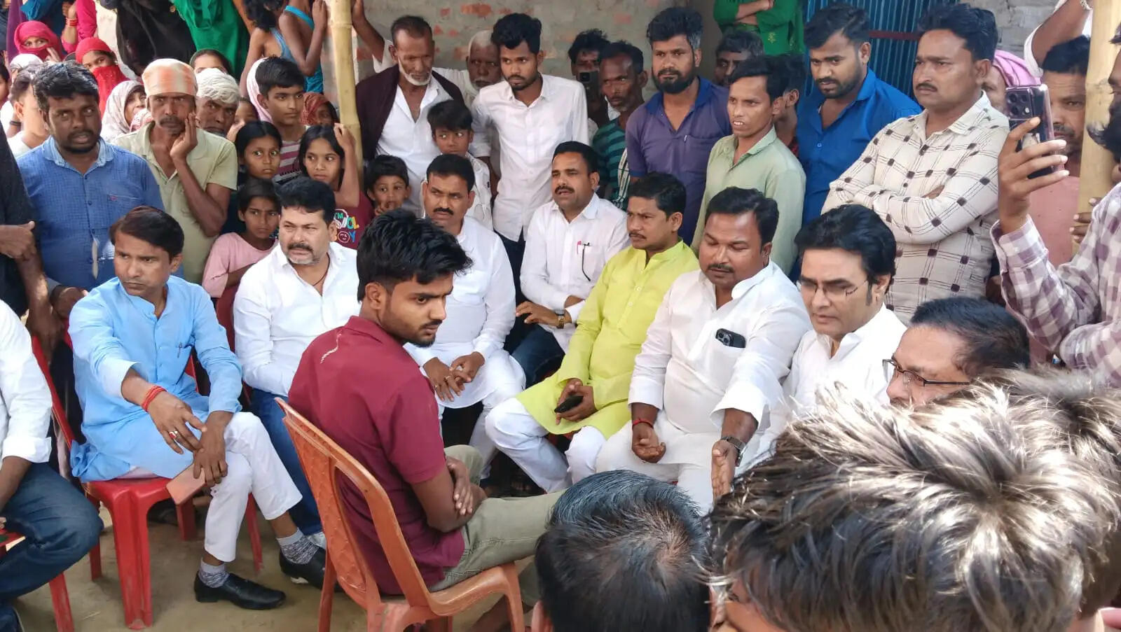 फारबिसगंज दोहरे हत्याकांड मामले में राजद के एक शिष्टमंडल ने पीड़ित परिवार से की मुलाकात