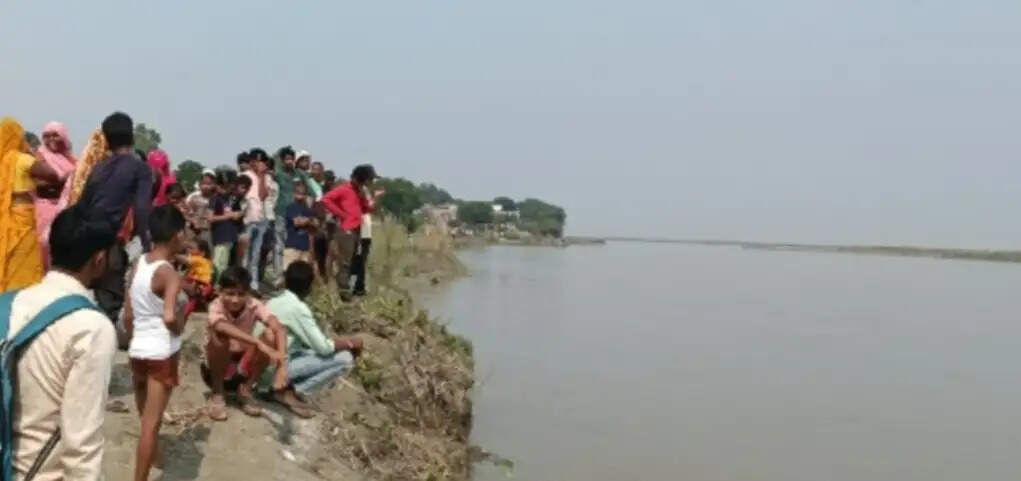 फर्रुखाबाद में भाइयाें के साथ पशुओं को चारा लेने जा रही बहन गंगा में डूबी, तलाश जारी