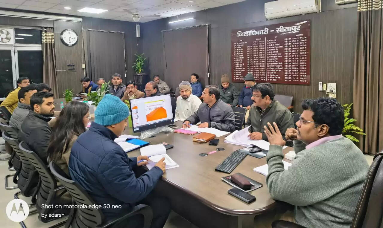 सीतापुर में सड़क निर्माण की धीमी रफ्तार पर डीएम सख्त, बोले गुणवत्ता से समझौता बर्दाश्त नहीं