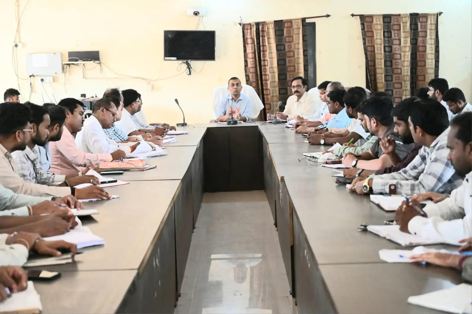 जांजगीर-चांपा: कलेक्टर ने पटवारियों की समीक्षा बैठक में दिए सख्त निर्देश, समयबद्ध निराकरण पर जोर