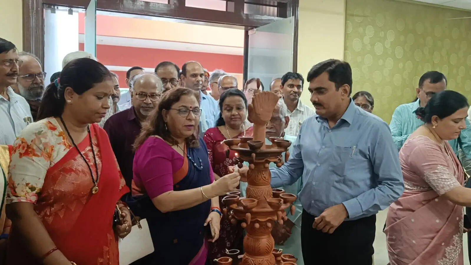 गोरखपुर : बौद्ध संग्रहालय में सजी अंतरराष्ट्रीय ललित कला प्रदर्शनी, मंडलायुक्त ने किया उद्घाटन