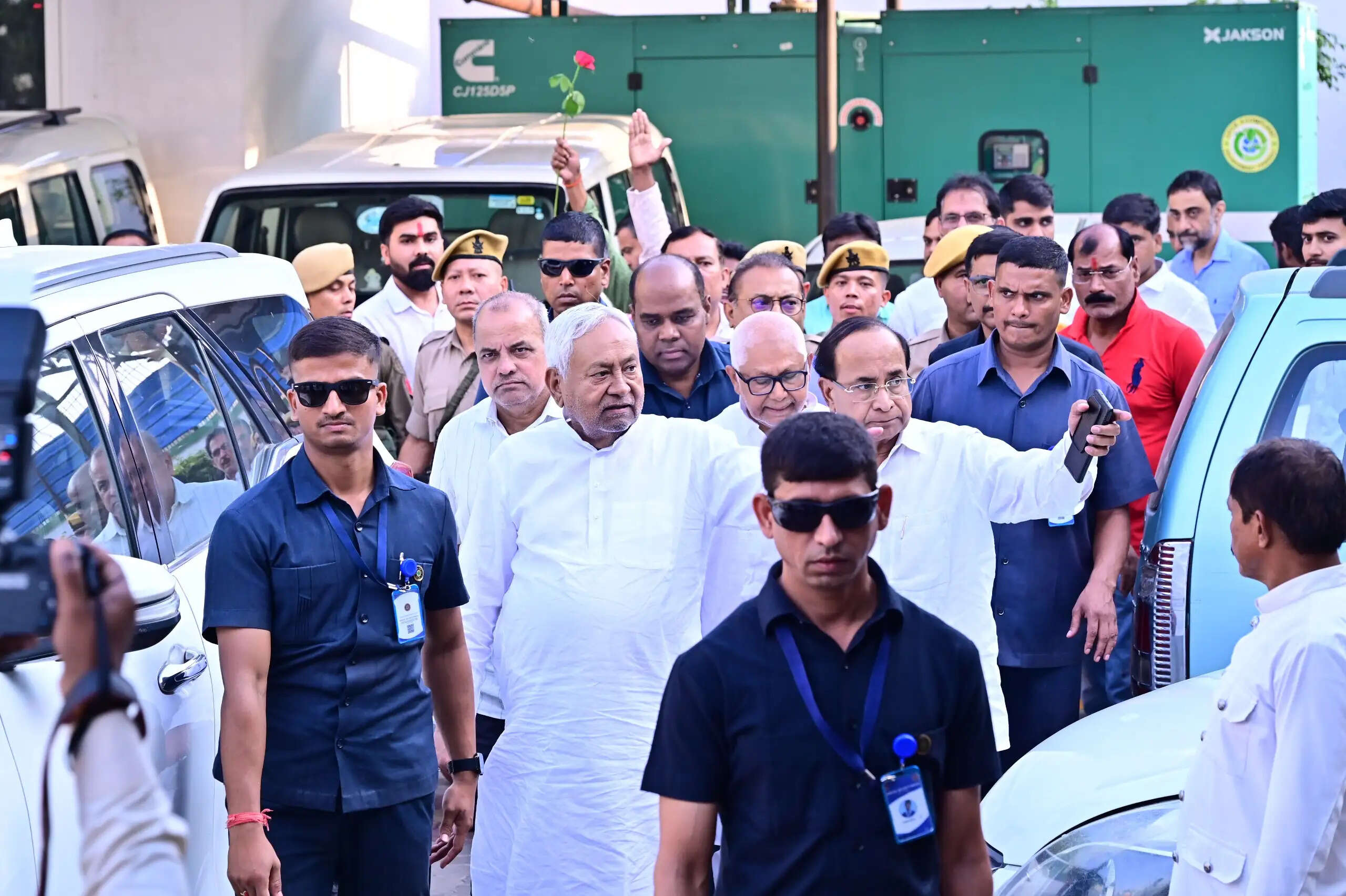 जदयू के राष्ट्रीय अध्यक्ष नीतीश पहुंचे पार्टी कार्यालय,कार्यकर्ताओं से की बातचीत