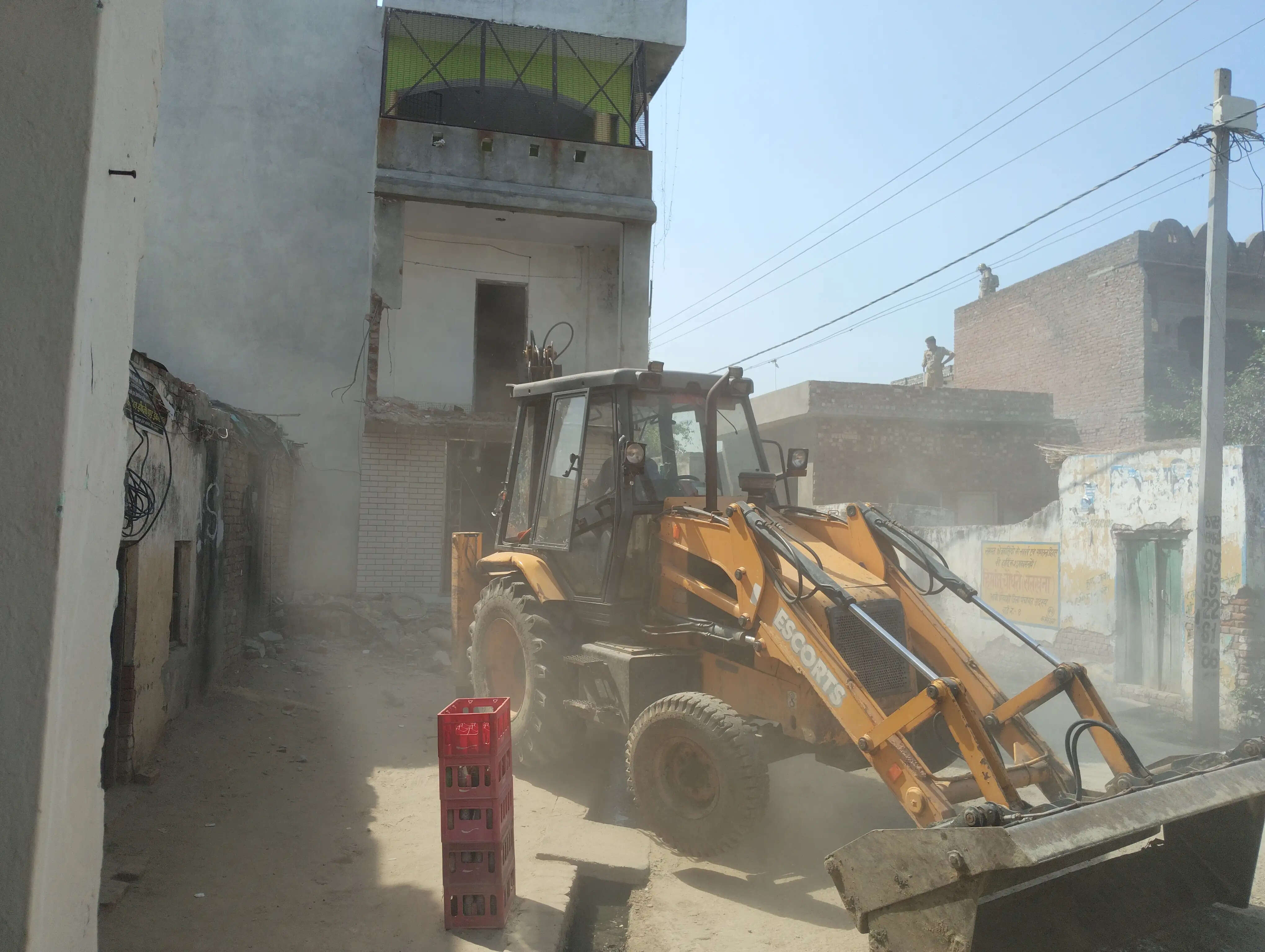 संभल : कब्रिस्तान और ग्राम समाज की जमीन पर बनी मस्जिद पर चला बुलडोजर, डीएम-एसपी रहे मौजूद