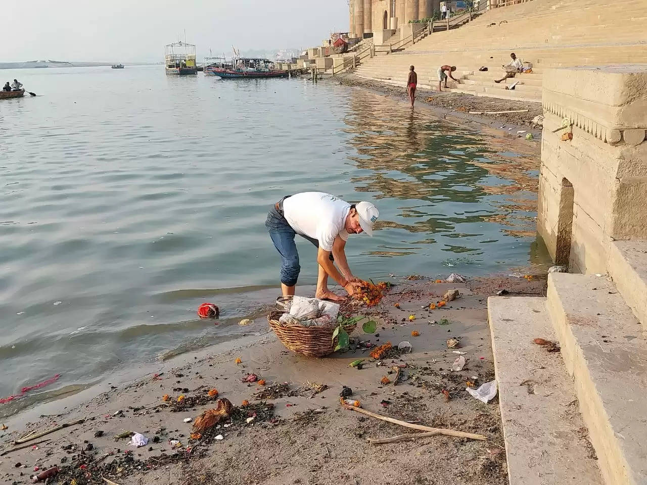 गंदगी पर सफाई की जीत का संकल्प, राम घाट पर चला स्वच्छता अभियान