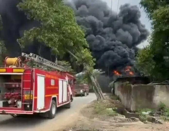 कोरबा के खरमोरा इंडस्ट्रियल एरिया में कार्बन फैक्ट्री में लगी भीषण आग, दमकल की कई गाड़ियां बुझाने में जुटीं