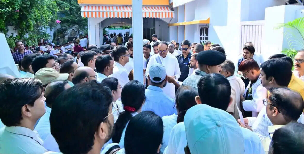 अंतिम पंक्ति में खड़े व्यक्ति के चेहरे पर मुस्कान लाना ही जनसेवा का सबसे बड़ा उद्देश्य : ब्रजेश पाठक