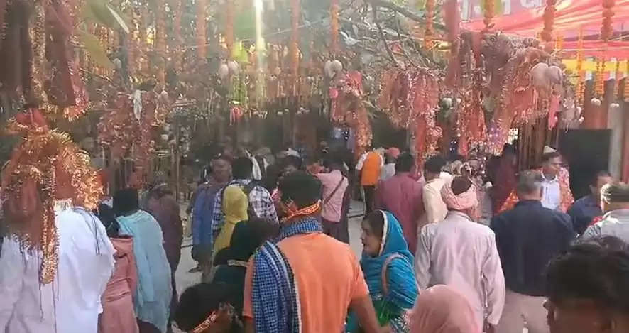 अष्टमी पर शिमला के देवी मंदिरों में उमड़े श्रद्धालु, राज्यपाल ने भी नवाया शीश